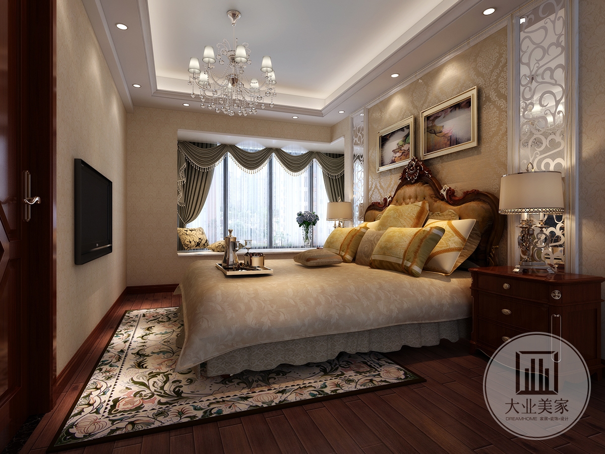 简欧风格的主卧设计，简约而不简单的天花板搭配着精致的吊灯和筒灯，浅咖色的落地窗帘，西式双人床搭配着简单的小巧的床头柜，原木色的地板，嵌入式的白色衣柜等陈设宽敞又大气