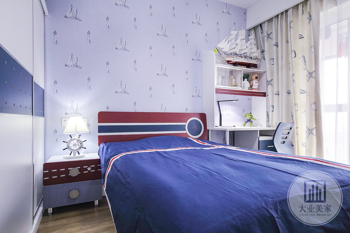 小孩房效果图：男孩房以蓝色和原木色为主，床头背景墙用帆船墙纸设计，空间没有过多的配饰，让空间显的简洁大方。