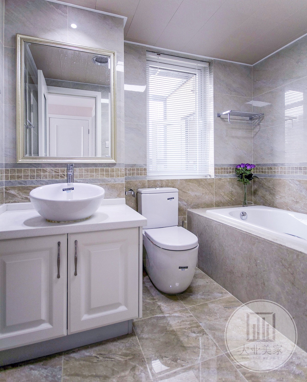 卫生间效果图：白色的浴室柜，白色大理石台面，搭配浅绿色地面，色彩搭配设计既高级又时尚，还提升卫生间的收纳能力。