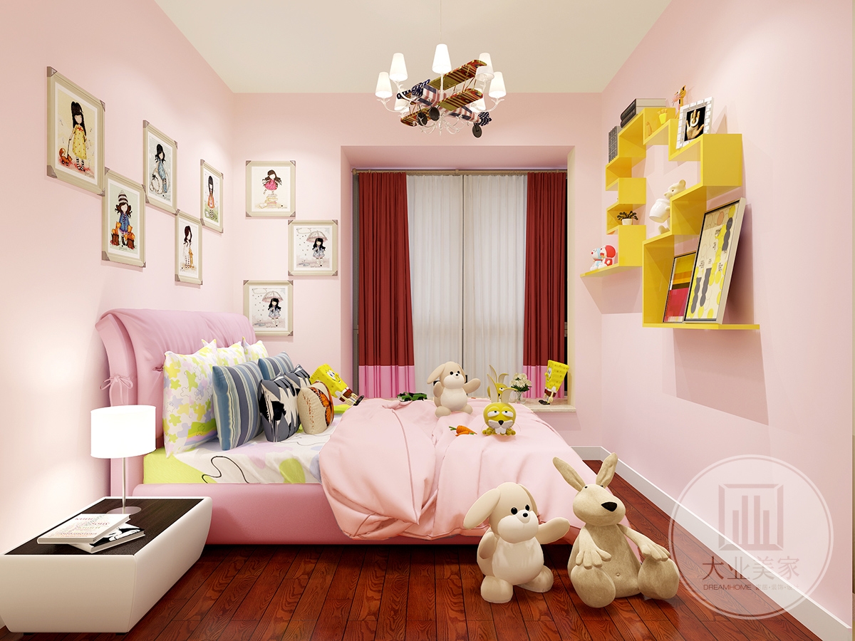小孩房效果图：女孩房粉色的墙，粉色的床，采用全屋定制式家具，没有其它多余的装饰，仅用照片墙记录着孩子的成长，旁边的床头灯把卧室烘托出一种半明半暗、让空间展现出光影斑驳的温馨氛围。