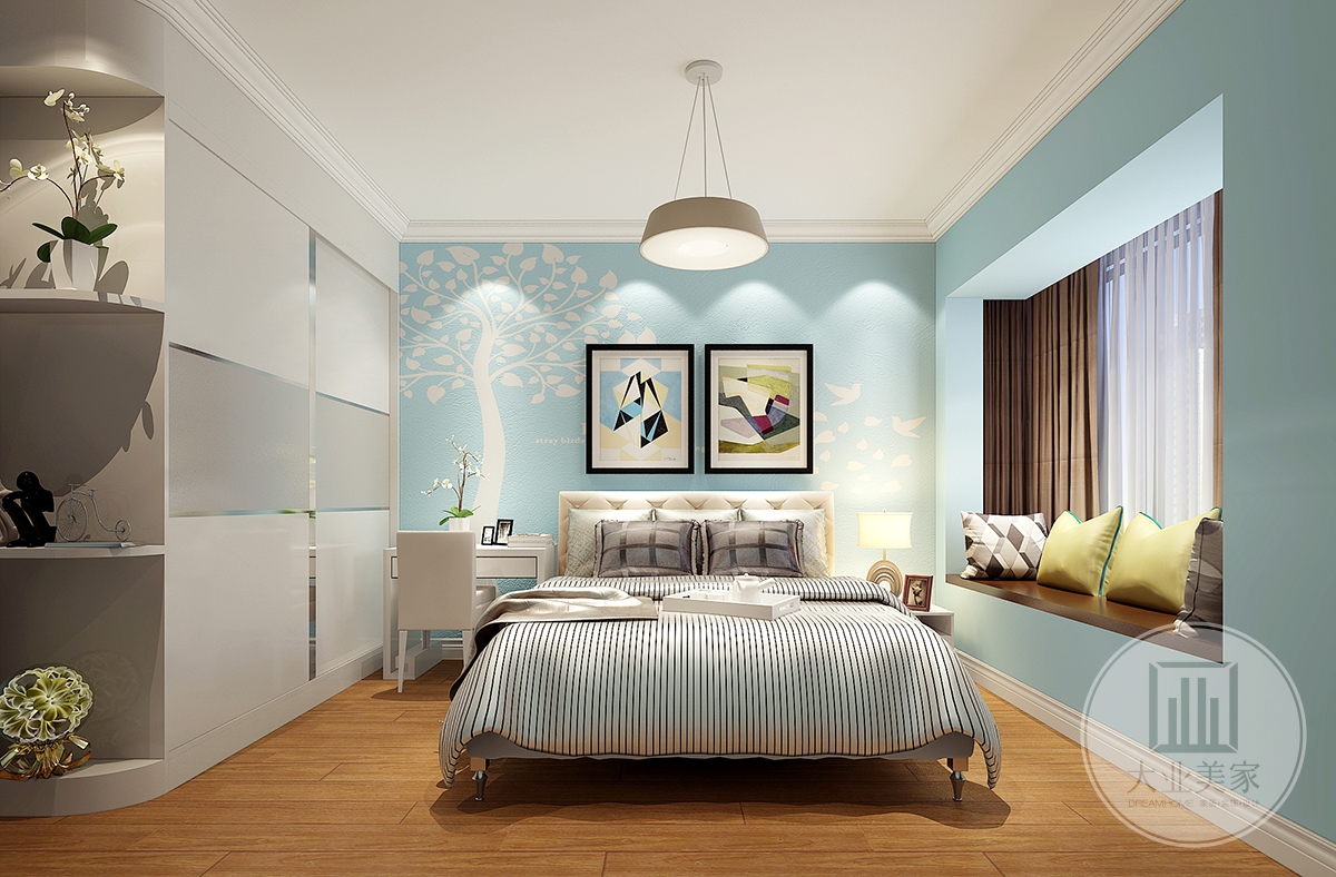 主卧效果图：卧室以冰蓝色和云白色为主色调，与木地板搭配在一起，自然纯净，清新亮丽，极简的床头灯与艺术气息浓郁的装饰画赋予了卧室独特的意蕴。