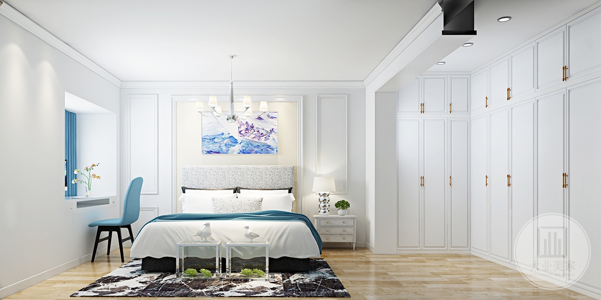 主卧效果图：卧室主要以原木色地板和白色为主基调，白色衣柜、储物柜、白色的床搭配，空间更显清新。床头采用现代硬包装饰，繁华都市，寻一处静谧，简单而舒适。