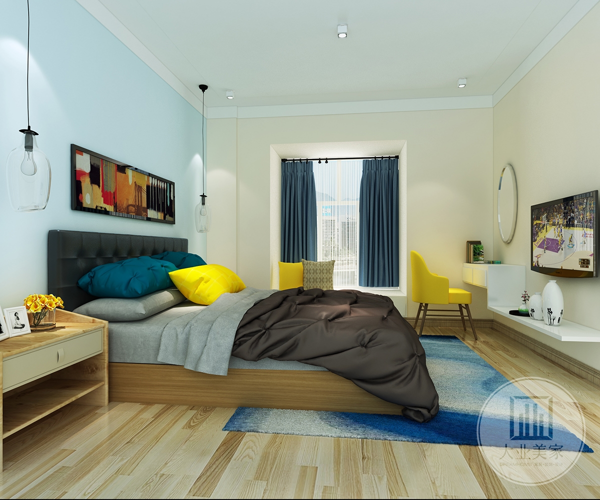 主卧效果图：卧室以浅黄色为主色调，地面的通铺木地板，原木家具搭配浅蓝和浅黄的墙面，床品是灰色的，给人一种简单轻松的氛围。