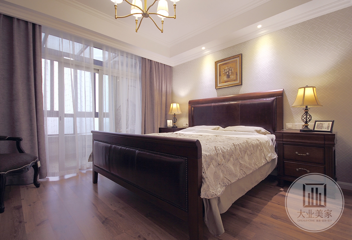 主卧效果图：卧室摆放着一张实木床铺，搭配两个床头柜，床头用一幅挂画装饰，形成一个对称美。