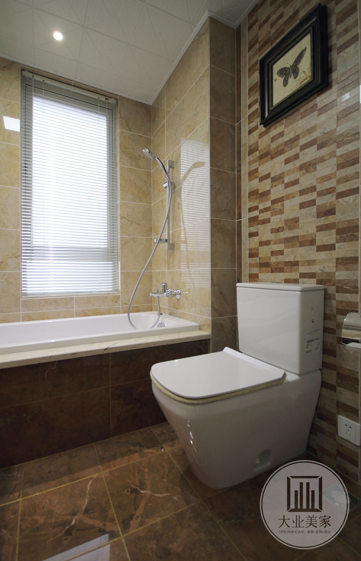 卫生间效果图：卫生间还是挺宽敞的，放置了浴缸，可以舒适地泡澡。黑脚白色浴缸搭配黑色和铜质的五金，展示干净复古风格。