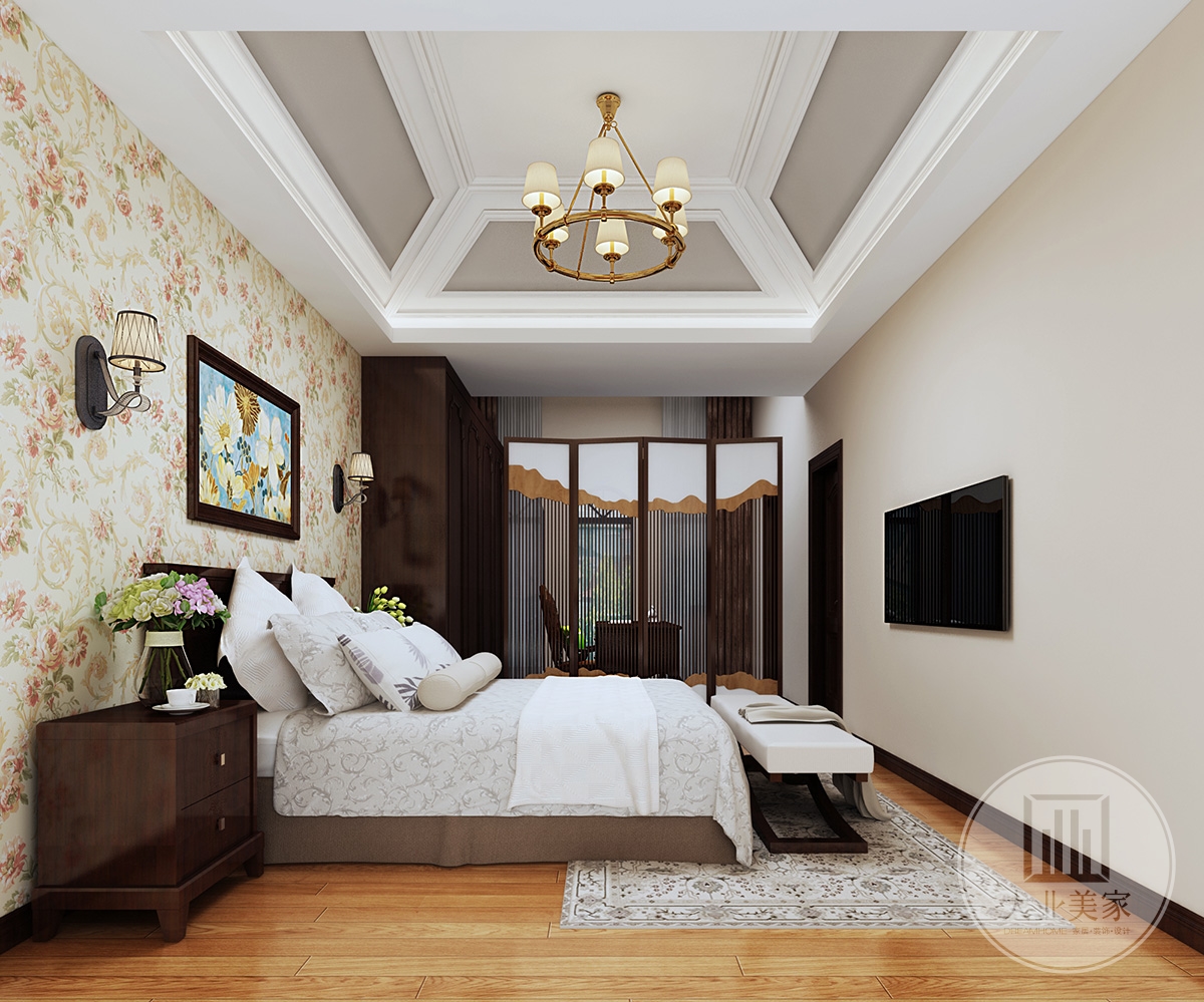 主卧效果图：卧室的家具都是仿古风格的复杂和琐碎的元素，保持了原有的线条和流畅弧度，米黄色碎花墙纸搭配天花纯粹的石膏线条，使其看起来含蓄又有一种清新的自然。