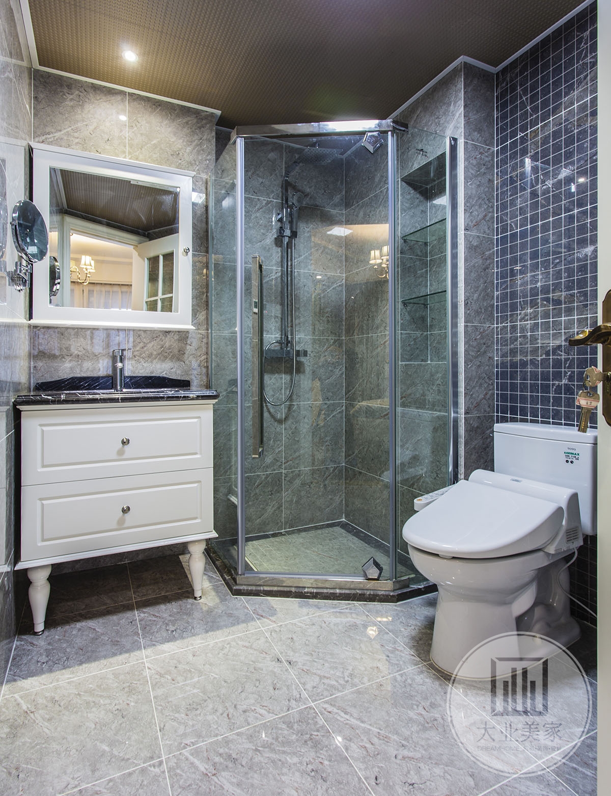 卫生间效果图：卫生间地面和墙面采用灰色瓷砖，色调比较舒适，用玻璃做隔断实现干湿分离，凸显浪漫情调。