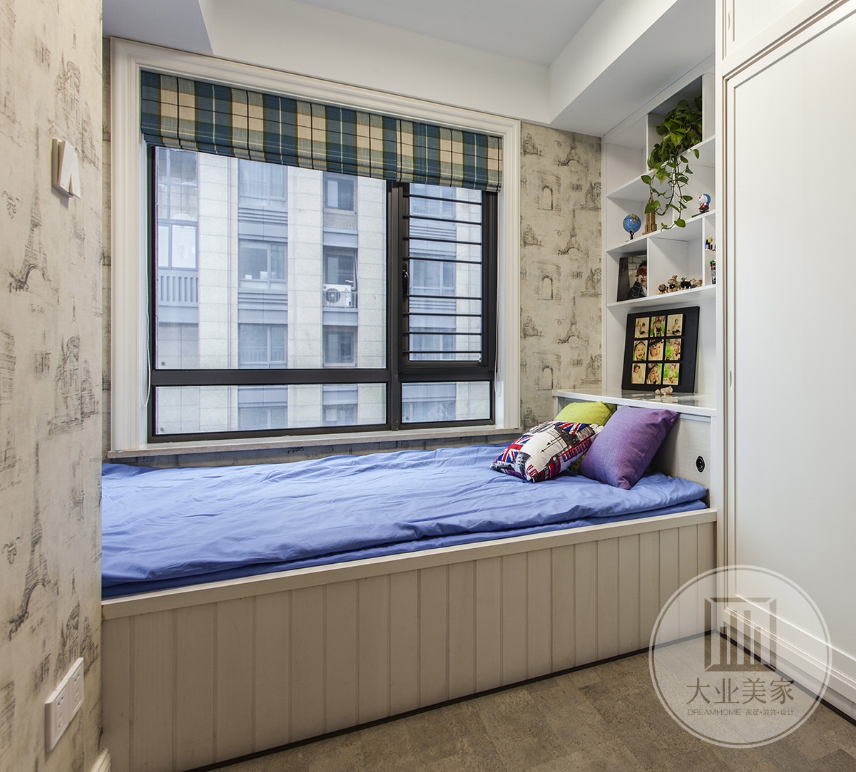客房效果图：客房布置简洁实用，色彩采用白色为主，床用塌塌米设计手法，墙面清新的色调令人感到清爽。