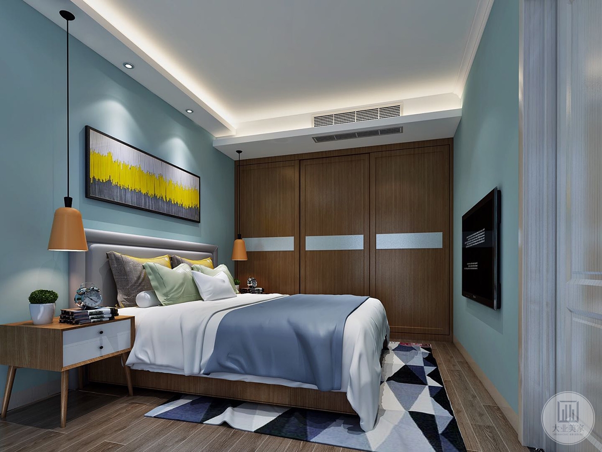 主卧效果图：卧室的床头背景墙也以浅蓝色为主，点缀上一幅色调和谐的油画，高端大气之感油然而生。灰+深蓝色的床上用品搭配原木色风格的床和地板，干净明亮，带来别致的舒适感。
